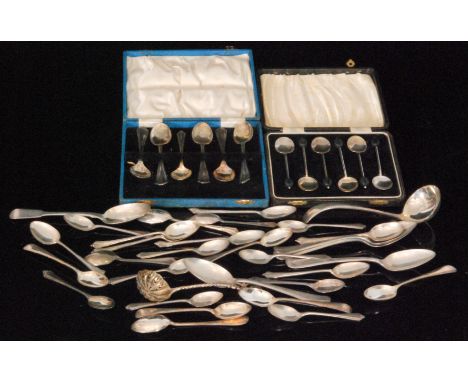 A parcel lot of assorted hallmarked silver flat ware to include three sets of tea spoons, two further cased sets, a ladle and