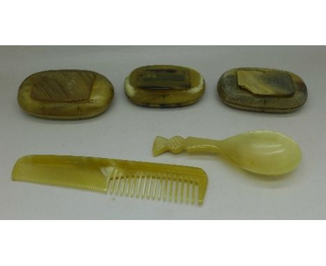 Three horn snuff boxes, comb and spoon