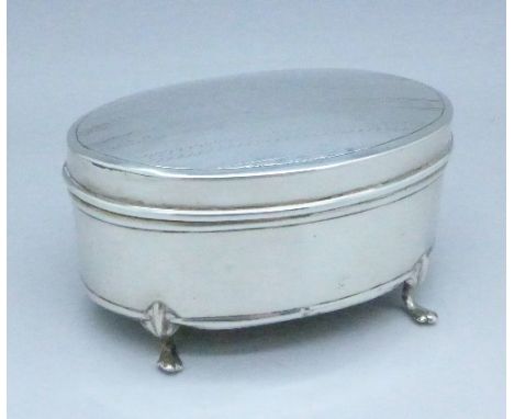 An oval silver trinket box, Chester 1922, width 8cm