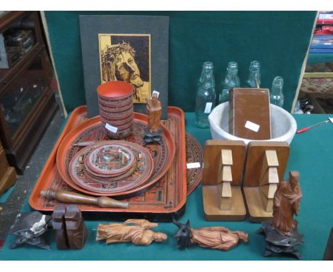 MIXED SUNDRY LOT INCLUDING ORIENTAL LACQUERED BOWLS, TRAYS AND PLACE MATS, PESTLE, GREEN GLASS BOTTLES, CERAMIC FLASK AND VAR