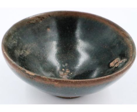 Southern Song Dynasty glazed bowl, footed, D: 9 cm, H: 4 cm. Glaze stops short of the foot. P&P Group 2 (£18+VAT for the firs