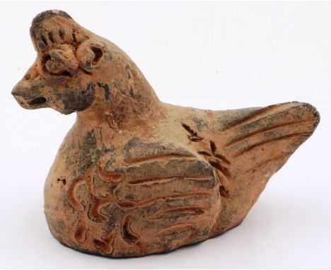 A Han Dynasty zoomorphic clay figure of a hen, L: 12 cm, H: 9 cm. P&P Group 3 (£25+VAT for the first lot and £5+VAT for subse