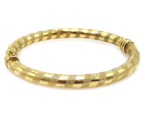 9ct gold hinged bangle, striped engine turned decoration Condition Report & Further Details Approx 8.4gm, hinge and safety ca