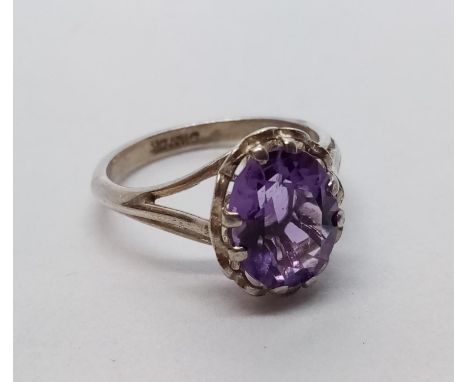 Silver and Amethyst RING.  2.3g    Size L 