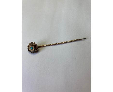 15ct gold Victorian/Edwardian stick pin. Having ornate gold top with turquoise centre point. 1.7 grams in weight. 5.5cm appro