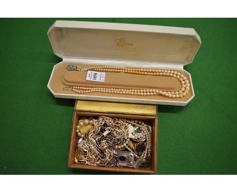 A pearl necklace and items of bijouterie.