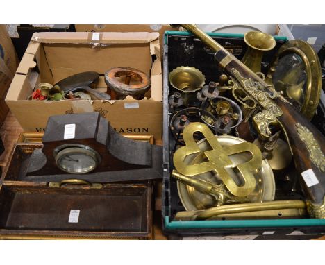 Miscellaneous collectables to include a brass ware reproduction blunderbuss, mantel clock, cutlery tray etc.