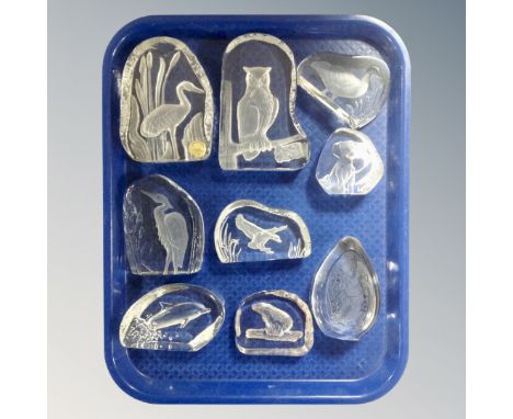 A tray of seven glass animal paperweights, Goebel, Wedgwood and Christmas 1975 paperweight 