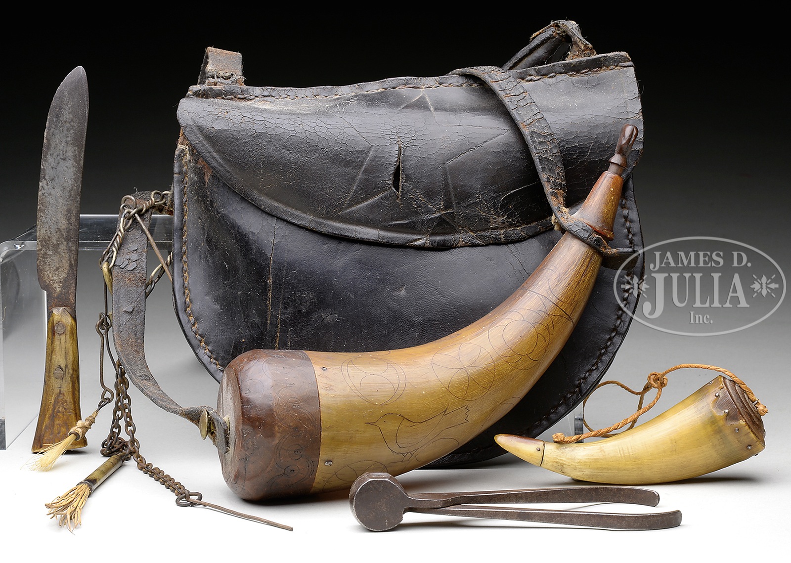 OUTSTANDING RIFLEMAN'S HUNTING BAG WITH ACCESSORIES. Last half 18th