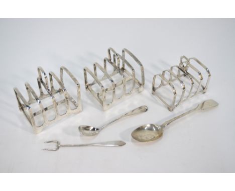 A small pair of silver toast-racks, Sheffield 1926, to/w a similar single toast-rack, Birmingham 1937, a fiddle pattern teasp