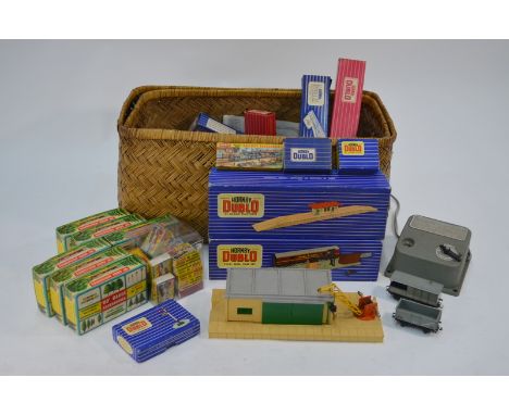 A quantity of Hornby Dublo - TPO Mail Van Set, 4305 and 4307 Pullman Ccars, 4647 and 4307 Pullman cars, 4647 and 4685 wagons 