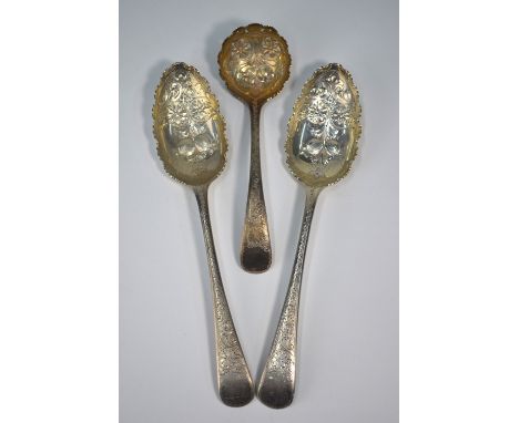 A pair of Edwardian silver berry spoons with chased bowls and engraved stems to/w a matching sifter ladle, Mappin & Webb, She