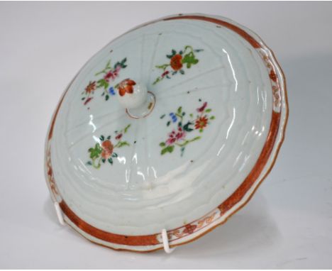 Five pieces of Chinese famille rose, comprising: a circular tureen cover with knop finial, 20.5 cm diameter, 18th Century; a 