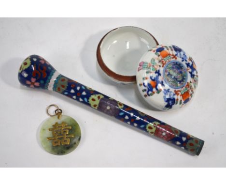 A small Chinese box and cover, 6.5 cm diameter; the base with underglaze blue Qianlong six-character mark, but not of the per