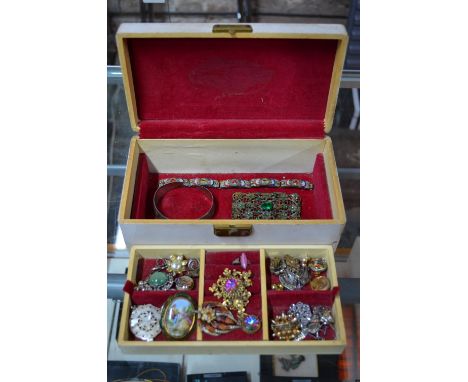 A quantity of vintage jewellery in wooden jewel box including mosaic bracelet, rhinestone suite, mother of pearl pendant, pas