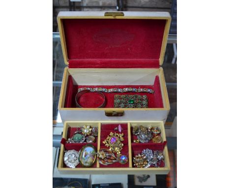 A quantity of vintage jewellery in wooden jewel box including mosaic bracelet, rhinestone suite, mother of pearl pendant, pas