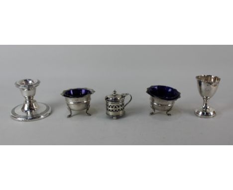 A pair of Edward VII silver circular salt cruets with wavy borders on three paw feet, Birmingham 1907, George V silver dwarf 