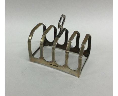 A stylish silver toast rack on bracket feet. Sheffield. By EV. Approx. 53 grams. Est. £30 - £40.