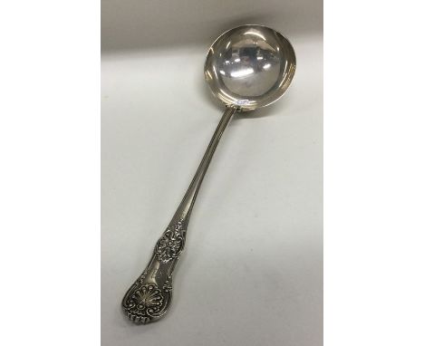 A good Kings' pattern silver ladle. London. By EE. Approx. 301 grams. Est. £250 - £350.