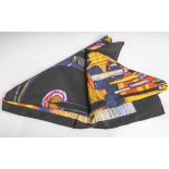 Seidentuch "Hundertwasser" (1990), schwarzes Tuch m. abstrakter Darstellung, am Rand bez.:
