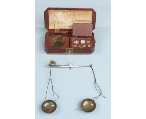 De Grave Short and Farrer 18thC / 19thC mahogany cased diamond scale with carat weights and table of diamond values to lid. W