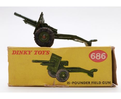 Dinky Toys diecast model 25-Pounder Field Gun with green body and hubs 686, in original box.&nbsp;