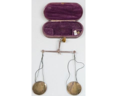 Thomas Williams, 71 Carron St. London, cased 18thC / early 19thC travelling beam scale with name to edge of case. Width of le