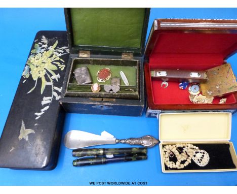 A collection of jewellery to include a gold ring, pendant, compact, silver vesta, shoe horn, inlaid mother-of-pearl box and i