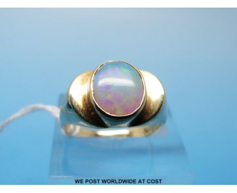 A 9ct gold ring set with an opal (size O) 