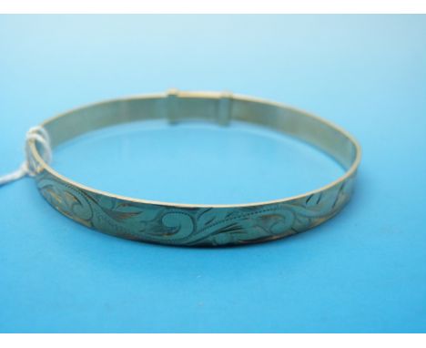 A 9ct gold expanding bangle with chased decoration 