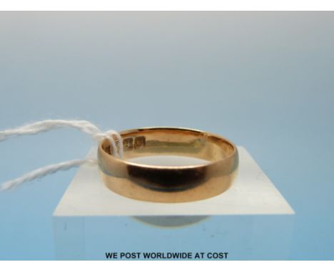 An 18ct gold wedding band (size R, 4.1g)