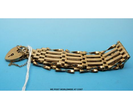 A 9ct gold gate bracelet with a 9ct gold clasp (12.1g) 