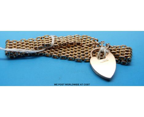 A 9ct gold gate bracelet with heart padlock (22.6g)