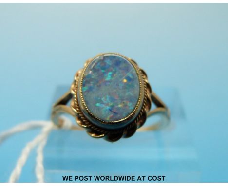 A 9ct gold ring set with an opal (size O) 