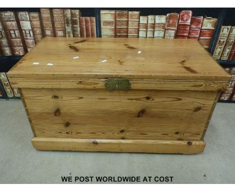 A pine trunk or blanket box (H50, W89, D44cm) 