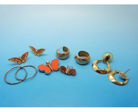 A yellow metal pendant set with agate in the shape of a butterfly with ruby eyes, a 9ct gold pendant in the form of a butterf