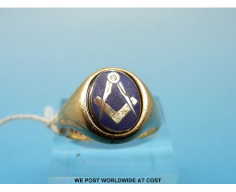 A 9ct gold ring set with enamel and compass to one side then plain to the other (size R/S)