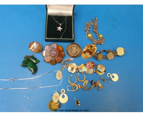 A quantity of jewellery to include a yellow metal brooch set with agate, white metal brooch set with segments of agate,  whit