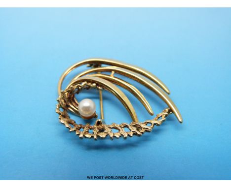 A 9ct gold brooch set with a pearl 