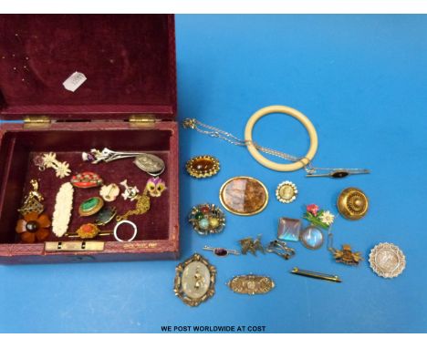 A collection of jewellery to include Victorian and Edwardian white metal brooches, a matching butterfly wing brooch and penda