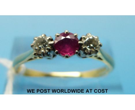 An 18ct gold ring set with a ruby flanked by diamonds (size S) 