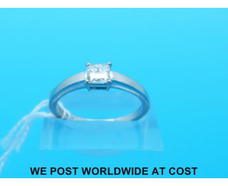 A platinum ring set with a princess cut diamond of approximately 0.55ct (size R)