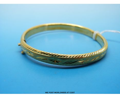 A 999 gold bangle with cut-out decoration
