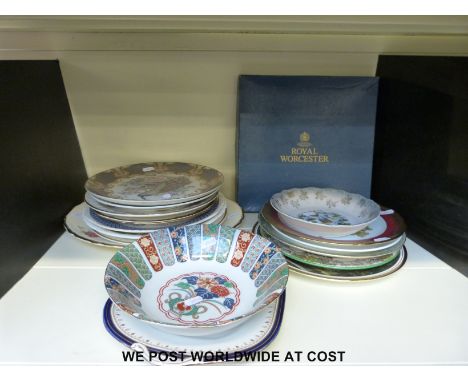 A large collection of collectors' plates including boxed Royal Worcester, Copeland, Coalport, Royal Doulton, Chinese etc