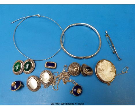 A small collection of jewellery to include silver flapper bangle, Victorian brooch set with pearls, silver brooch, earrings e