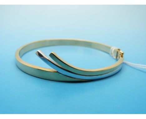 A 9ct gold bi-coloured bangle 