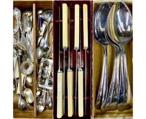 VARIOUS SILVER / PLATED COLLECTABLES, including silver handled button hook, two silver handled shoe horns, plated vesta case 