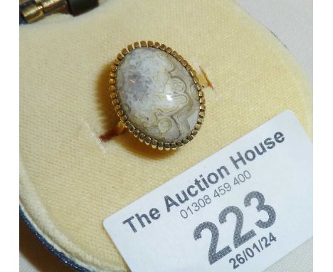 18 ct gold dress ring with polished stone cabochon, approx. UK size N-O and weight 6.5g