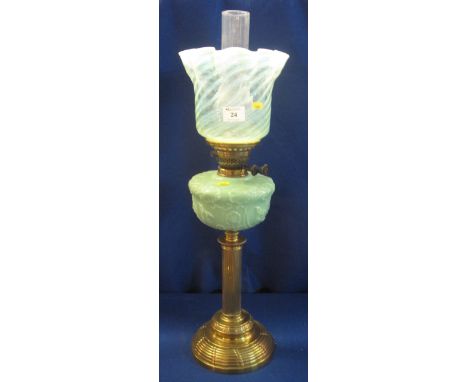 Early 20th Century brass column Duplex double burner oil lamp with pale green leaf design reservoir, vaseline green glass cri