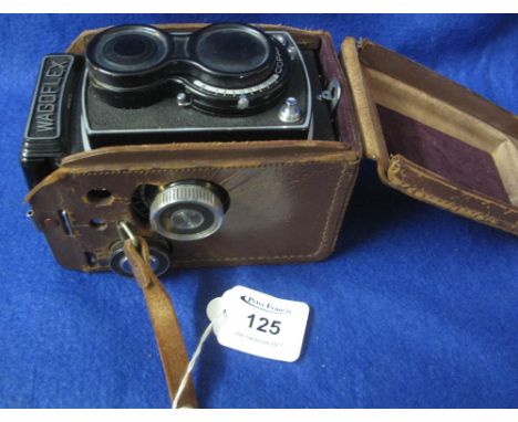 Wagoflex twin lens reflex roll film camera in leather Eveready case, with original leaflet.(B.P. 24% incl. VAT)